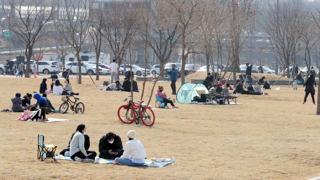 서울 낮 최고기온 15도 등 전국이 완연한 봄 날씨를 보인 21일 오후 서울 서초구 반포 한강공원을 찾은 시민들이 봄기운을 만끽하고 있다. 뉴시스