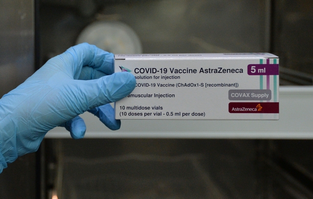 아스트라제네카(AZ)사 백신 수송 모의훈련이 실시된 19일 오후 대구 북구보건소 의료진이 전달받은 백신을 냉장 보관실에 넣고 있다. 뉴시스