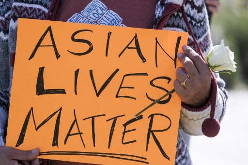 20일(현지시간) 샌프란시스코에서 열린 아시아계 증오범죄 규탄 시위에서 한 시민이 "아시아인의 목숨은 소중하다"고 적힌 팻말을 들고 있다./사진=AFP