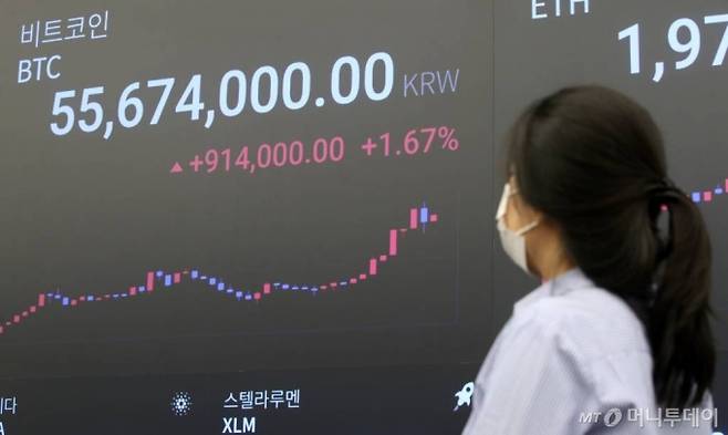 17일 서울 강남구 업비트에서 전광판에 비트코인 시세가 표시되고 있다. /사진=뉴시스