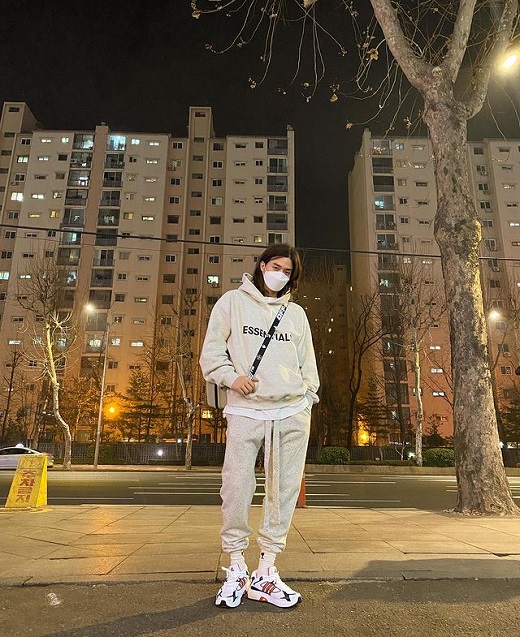 Actor Kim Ji-hoon shows off his handsome lookKim Ji-hoon posted several recent photos on Instagram on the 20th.In the public photos, Kim Ji-hoon completed a casual look with oatmeal-colored hooded T-shirts and jogger pants, and the intense atmosphere of the face is impressive even though it is half covered with a mask.On the other hand, Kim Ji-hoon appeared on the cable channel tvN Drama Flower of Evil last September, and recently showed a single life full of personality through MBC I Live Alone.