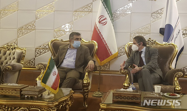 [테헤란(이란)=AP/뉴시스]라파엘 그로시 국제원자력기구(IAEA) 사무총장(오른쪽)이 20일 이란 이맘 호메이니 공항에 도착, 영접나온 이란원자력청(AEOI)의 베루즈 카말반디 대변인과 이야기하고 있다. 그로시 총장은 21일 이란의 핵시설에 대한 사찰 일부를 중단시키려는 유엔의 계획을 앞두고 알리 아크바르 살레히 이란 원자력청(AEOI) 청장과 만나 사찰 중단에 대한 IAEA의 우려와 이란과 IAEA 간 협력 문제에 대해 논의했다고 이란 국영 TV가 보도했다. 2021.2.21