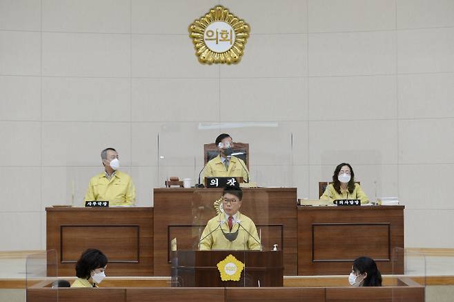 부산진구의회는 마스크구매 행정사무조사 특별위원회(이하 특위)가 지난 4일 채택하고 본회의에 제출한 부산진구 마스크구매 행정사무조사 결과보고서를 19일 제311회 부산진구의회 임시회 1차 본회의에서 채택했다고 21일 밝혔다.부산진구의회 제공