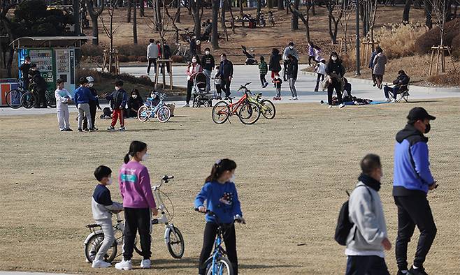 사회적 거리두기 완화 후 첫 주말인 21일 서울 양천공원을 찾은 시민들이 포근한 날씨를 즐기고 있다. 연합뉴스