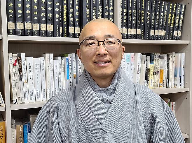 유튜브 방송 '목탁소리' 법상스님 (서울=연합뉴스) 양정우 기자 = 유튜브 방송 '목탁소리' 운영자이자 부산 대원정사 주지인 법상스님이 최근 연합뉴스와 인터뷰 후에 사진 촬영에 응했다. 2021.2.21 eddie@yna.co.kr (끝)