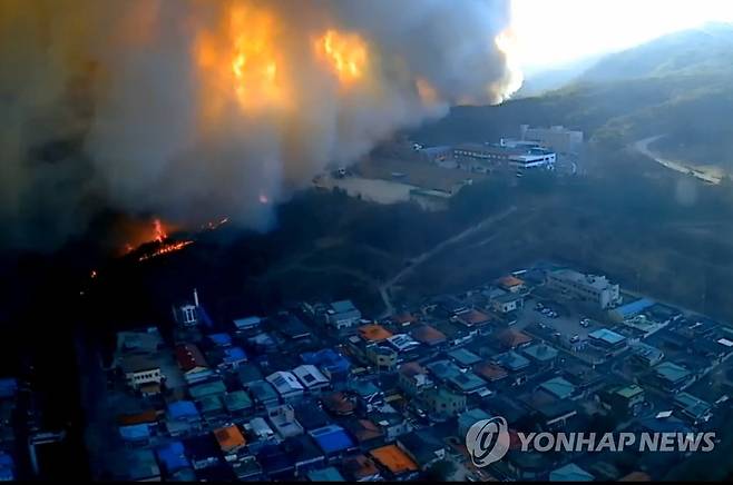 민가 주변까지 번진 안동 산불 (안동=연합뉴스) 21일 경북 안동시 임동면 망천리 야산에서 불이 나 주변으로 번지고 있다. 2021.2.21 [산림청 제공. 재판매 및 DB 금지] sds123@yna.co.kr