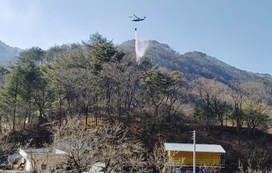 영동군 매곡면서 산불 [영동소방서 제공]