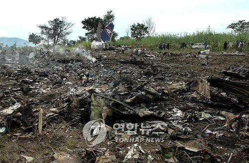 2006년 나이지리아 아부자 인근 비행기 추락사고 현장. 기사와 직접 관련 없음. [epa=연합뉴스 자료사진]