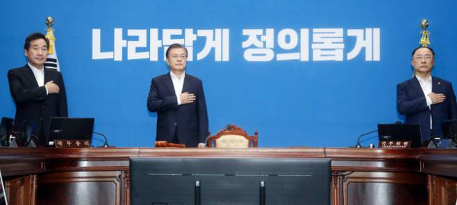 문재인 대통령, 이낙연 더불어민주당 대표, 홍남기 경제부총리 겸 기획재정부 장관 모습. [사진=연합뉴스]