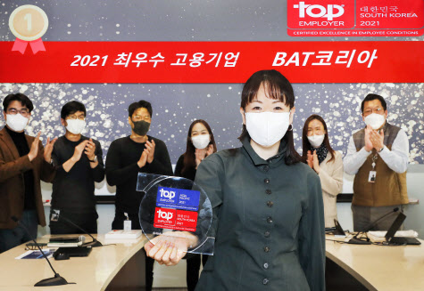 김은지 BAT코리아 사장(사진 가운데)이 임직원과 함께 ‘2021 최우수 고용기업’ 선정을 축하하고 있다.(사진=BAT코리아)