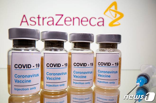 아스트라제네카의 코로나19 백신 모형. © 로이터=뉴스1