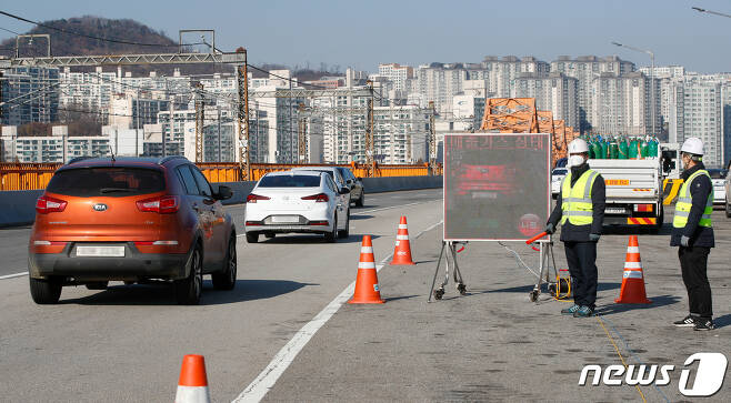 한국환경공단 직원들이 겨울철 미세먼지를 줄이기 위해 주행 중인 차량 배출가스를 원격 단속하고 있다. /뉴스1 © News1