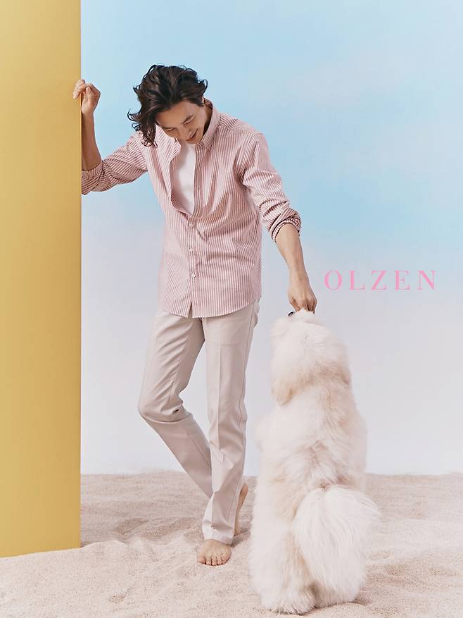 The mens wear Olzen (OLZEN) has unveiled a 21SS collection with Actor Won Bin.The New Season AD released by Olsen unravels the various deviations dreamed of in reality in a sensual style of Olsen through virtual space and objects.An official of the site said, Olsen and Won Bin have been breathing for the third year this year, and as the year goes by, they are getting good response from consumers with synergy of fantasy.This SS shoot focuses on bringing out the small pleasure and happiness in a comfortable daily life.In fact, Won Bin responded with a soft smile and eye contact according to the situation and style, and when he saw the dog Model who visited the filming site, he was able to contain a more happy episode than ever, such as laughing brightly and playing with him. On the other hand, Olsen will show a variety of products from calm and clean business look to colorful casual wear through the 2021 SS season, Actor Won Bin.You can see the one-man T-shirt that characterizes Oliver, the symbol of Olsen, the ripple T-shirt with a color sense, and the practical items that anyone can wear at reasonable prices.