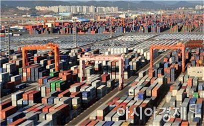 광양항 야적장의 빈 컨테이너