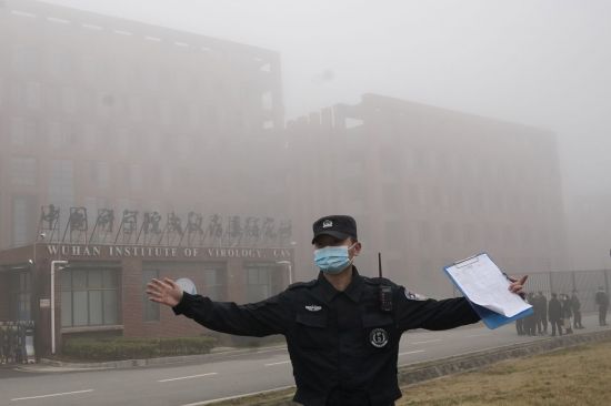 세계보건기구(WHO) 조사팀이 코로나19 기원을 밝혀내기 위해 중국 허베이성 우한을 방문했던 지난 3일(현지시간) 우한 바이러스연구소 주변에서 한 보안요원이 취재진을 제지하고 있다. <사진=AP연합>
