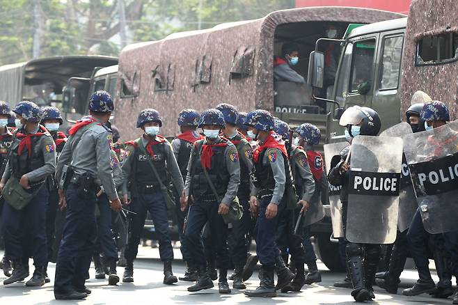 22일(현지 시각) 미얀마 최대 도시 양곤의 미얀마 주재 미국대사관 인근에 군경이 시위 진압을 위해 집결해 있다. /AP 연합뉴스