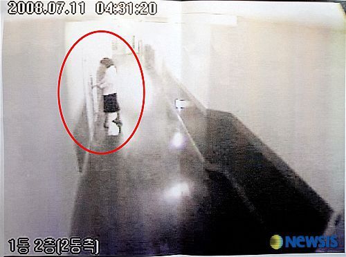 2008년 7월 11일 피격 사건 당일 고(故) 박왕자씨가 숙소인 금강산 패밀리 비치호텔을 나서는 모습이 찍힌 CCTV 화면. /조선일보DB