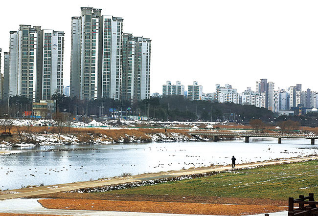 충남 아산 곡교천 너머로 늘어선 아파트 단지. 사진 연합뉴스