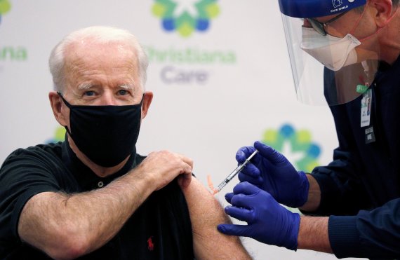 조 바이은 미국 대통령이 당선인 신분이었던 지난 1월11일 코로나19 백신을 접종하고 있다. /사진=로이터뉴스1