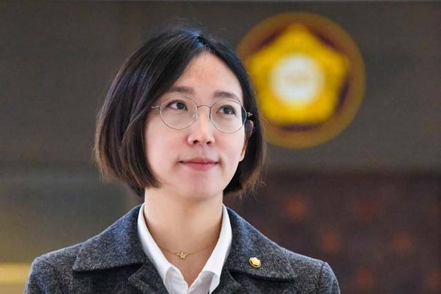 그는 실수로 두고 왔을 때를 빼면, 공무를 할 때 반드시 배지를 단다. 그는 “개인 장혜영이 아닌 국회의원 장혜영으로서 임하고 있다는 걸 되새기는 일종의 작은 의식”이라고 설명했다. 그가 국회 본회의장 앞에 서 있다. 이한호 기자