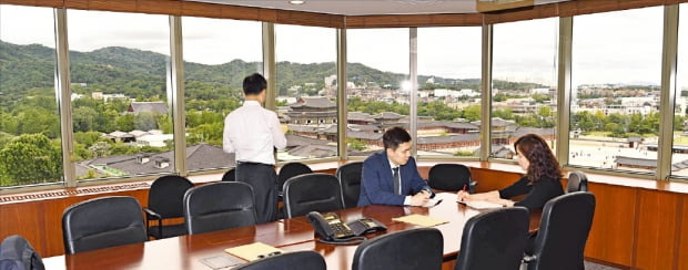 서울 적선동의 김앤장법률사무소 사무실에서 변호사들이 회의를 하고 있다. 김앤장은 지난해에도 매출 1조원을 넘기며 실적 경쟁에서 압도적인 1위를 지켰을 것으로 예상된다.   한경DB