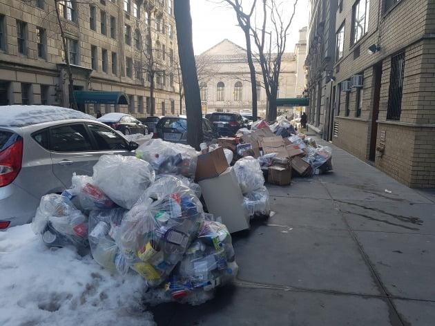 최근 겨울 폭풍이 닥친 후 도시가 마비되다시피 하면서 미국 뉴욕 맨해튼의 거리에 생활 쓰레기가 쌓여 있다. 뉴욕=조재길 특파원