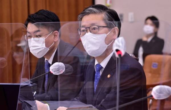 변창흠 국토교통부 장관이 22일 국회에서 열린 국토교통위원회 전체회의에서 답변하고 있다. 사진=연합뉴스