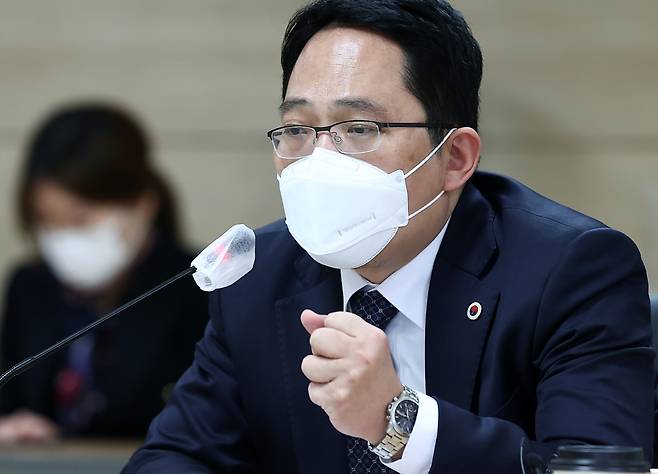 Choi Dae-zip, head of the Korean Medical Association, speaks Sunday during a meeting held in Seoul over a COVID-19 vaccination program slated to start later this week. Doctors have been at loggerheads with the government over a legislative revision on revoking licenses of doctors convicted of crimes. (Yonhap)
