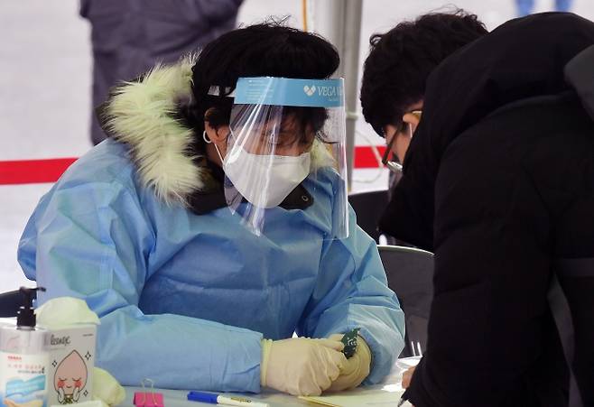 코로나19 임시 선별검사소에 의료진이 핫팩으로 손을 녹이고 있다. 박태현 기자