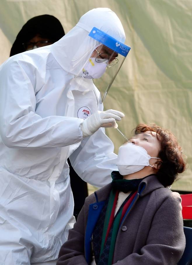 서울 중구 임시선별진료소에서 시민들이 코로나19 검사를 받고 있다. 박효상 기자