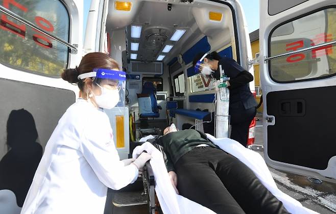 서울 중구 국립중앙의료원 중앙예방접종센터에서 의료진들이 코로나19 백신 접종 모의훈련을 하고 있다. 사진=사진공동취재단