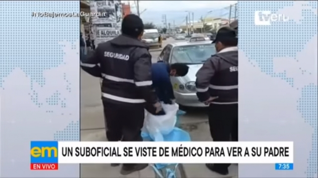 동료 경찰에게 체포되어 방역복을 벗는 모습. TVPerú Noticias 캡쳐