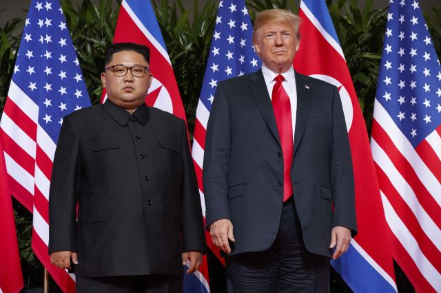 김정은 북한 국무위원장과 도널드 트럼프 미국 대통령이 2018년 6월 12일 싱가포르 센토사 섬의 카펠라 호텔에서 열렸던 1차 북·미 정상회담에 참석해 기념촬영을 하고 있다. AP뉴시스