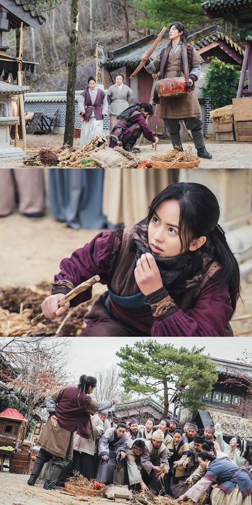 ‘달이 뜨는 강’ 김소현과 지수가 길거리에서 약초를 파는 모습이 포착됐다. 사진= 빅토리콘텐츠