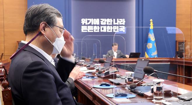 신현수 민정수석이 문재인 대통령의 발언을 듣고 있다. 연합뉴스