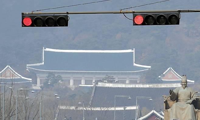 22일 서울 세종대로에서 바라본 청와대 위로 빨간 신호등이 보이고 있다. 이재문 기자