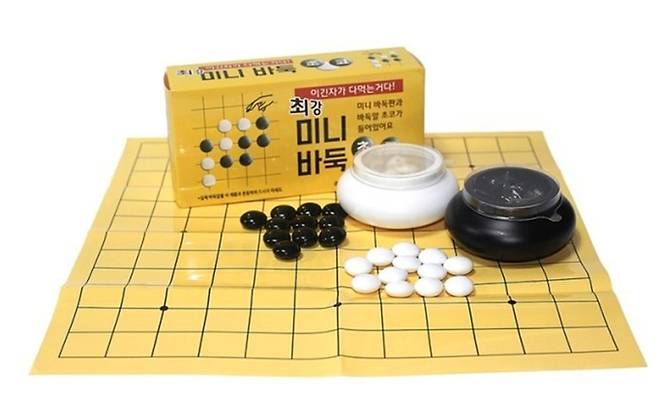 편의점에서 판매 중인 바둑알 모양 초콜릿. BGF 리테일 제공