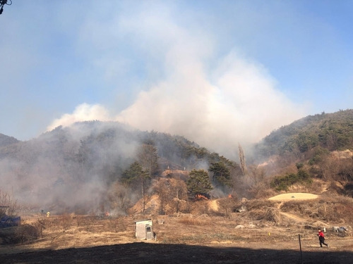 21일 오후 3시30분께 안동 임동면 망천리의 야산에서 불이 나 연기가 퍼지고 있다./사진제공=소방청