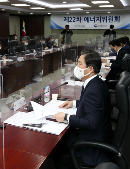성윤모 산업통상자원부 장관이 22일 오후 서울 중구 한국무역보험공사에서 열린 제22차 에너지위원회의에 참석, 발언하고 있다. /연합뉴스