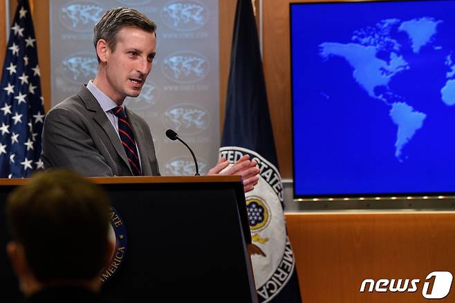 네드 프라이스 미국 국무부 대변인이 2021년 2월 22일(현지시간) 정례 브리핑을 하는 모습. © 로이터=뉴스1