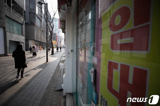 22일 오후 서울 중구 명동거리의 한 상점에 임대 안내문이 게시돼 있다. © News1 이재명 기자