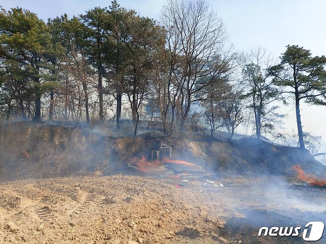 23일 충북 음성군 삼성면 대성로 삼성농협주유소 뒤편 야산에 산불이 번지고 있다.(음성소방서 제공)2021.2.23/ © 뉴스1