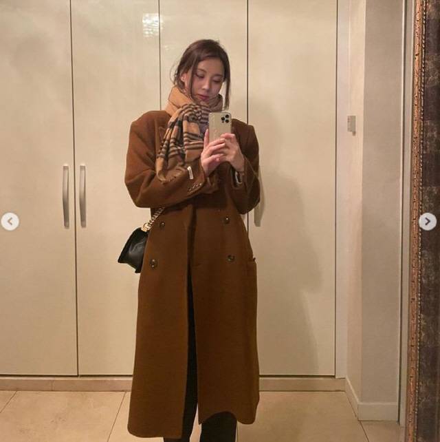 Seohyun posted several photos on Instagram on the 23rd with an article entitled BROWNie Jutiny.The photo showed Seahoun showing styling before going out.Seahoun, who matched a muffler with a brown coat, attracted attention with a neat yet elegant atmosphere.In particular, Seohyun admired the alluring charm that matured as the day went by.Meanwhile, Seohyun debuted in 2007 as Girls Generation and was loved as a national girl group and also played an actor.Last year, he also appeared on JTBCs Private Life, which ended in November.
