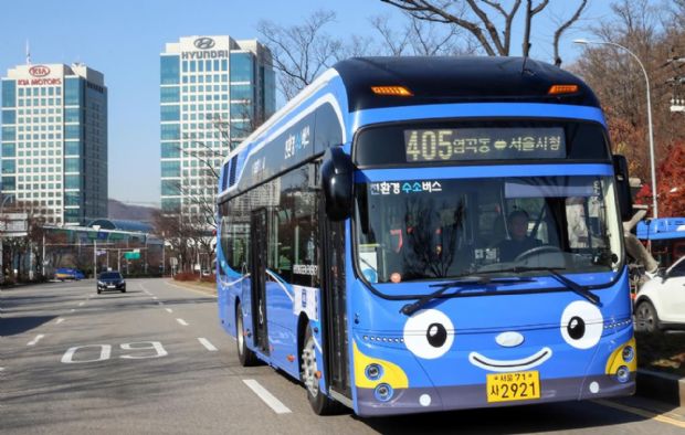 현대차 수소버스가 서울 양재동 현대기아차 본사 앞을 지나가고 있다. (사진=현대차)