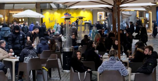 지난 7일(현지시간) 이탈리아 토리노 중심가의 한 식당에서 시민들이 식사를 즐기고 있다. 이탈리아는 코로나19 확산세가 꺾이자 지난 1일부터 봉쇄 조처를 일부 완화해 술집과 식당의 낮 영업을 허용했다. [이미지출처=EPA연합뉴스]