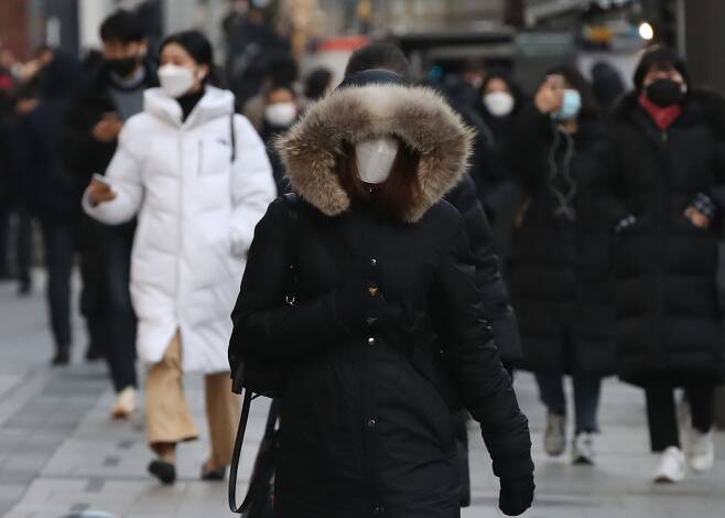 한파 특보가 내려진 지난 16일 오전 서울 강남역 인근에서 시민들이 두꺼운 옷차림으로 출근길 발걸음을 재촉하고 있다. 23일 아침 다시 기온이 영하9도에 이를 전망이다 /뉴시스