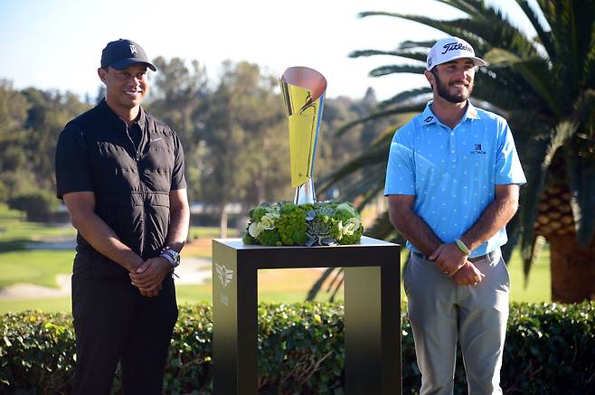 22일 미국 캘리포니아주 리비에라 컨트리클럽에서 끝난 PGA 투어 제네시스 인비테이셔널 우승자 맥스 호마(오른쪽)가 대회 호스트 타이거 우즈와 나란히 트로피를 사이에 두고 서 있다./USA투데이 연합뉴스