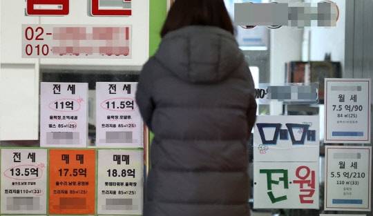 한 시민이 부동산공인중개업소 매물정보 게시판에 걸린 시세를 살펴보고 있다. <연합뉴스>