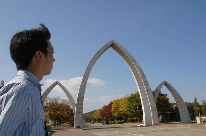 경상대학교 가좌캠퍼스 정문 앞 (사진=경상대)