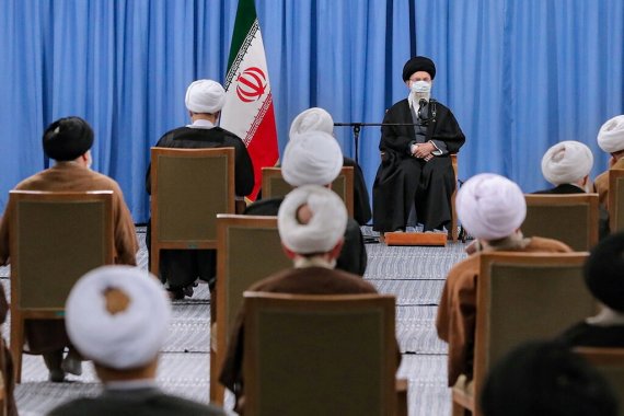 아야톨라 알리 하메네이 이란 최고지도자가 22일(현지시간) 테헤란에서 (핵 관련) 전문가 회의 위원들을 만나고 있다. 뉴스1